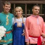 Гости на тематической свадьбе в древнерусских костюмах
