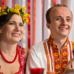 Молодожены в древнерусских костюмах на тематической свадьбе.