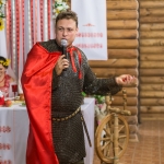 Ведущий Роман Глуховский в костюме древнерусского дружинника