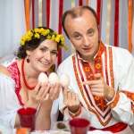 Молодожены с яйцами на свадьбе в стиле Древняя Русь