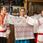 Сёстры молодоженов шьют рубахи для жениха. Ведущий Роман Глуховский