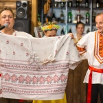 Сёстры молодоженов шьют рубахи для жениха. Ведущий Роман Глуховский