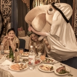 Ведущий на юбилей в Волгограде Роман Глуховский. Ростовая кукла Мустафа