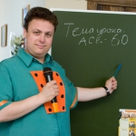 Ведущий Роман Глуховский объясняет новую тему на юбилее